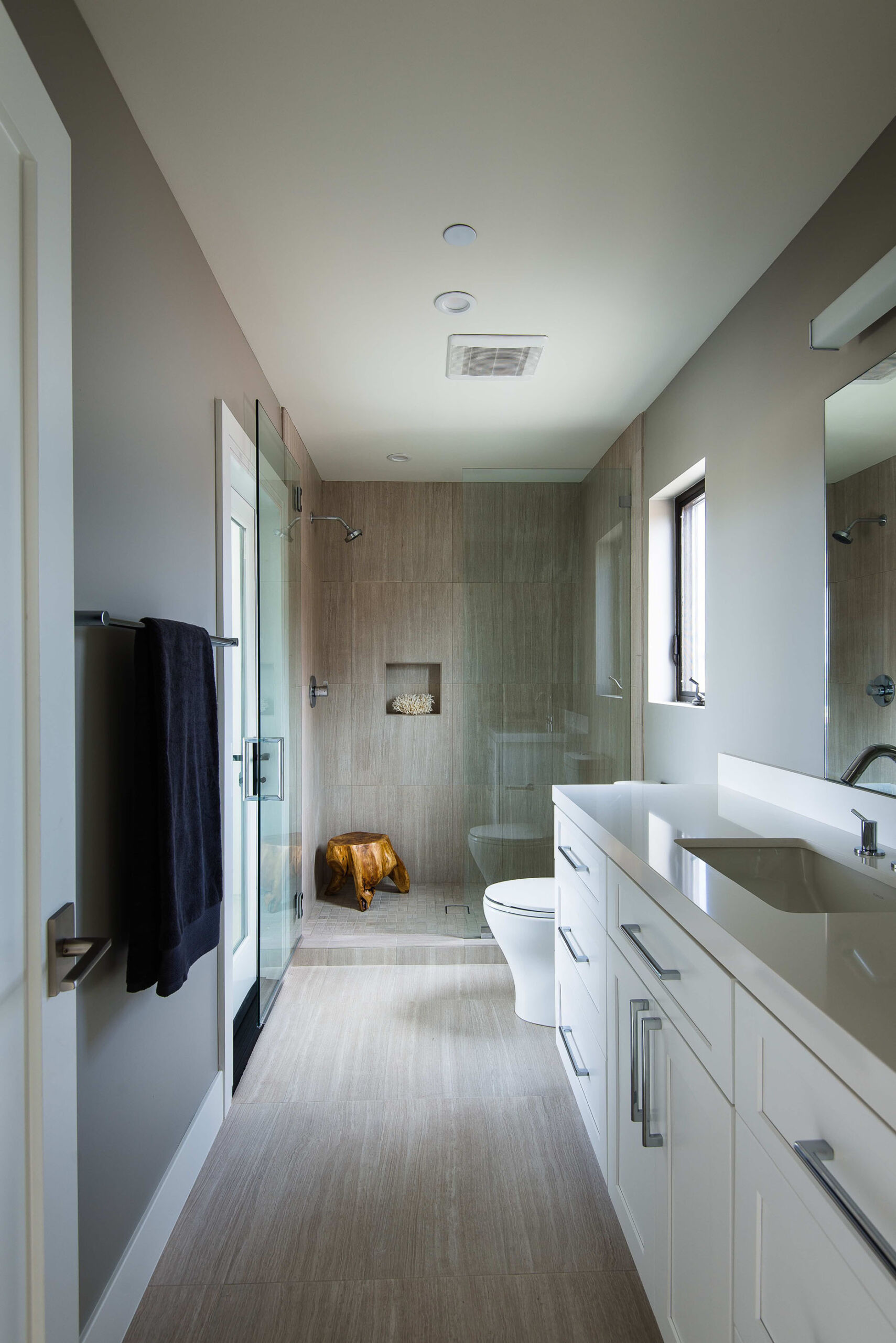Modern Stone Bathroom Corona Del Mar Melissa Morgan Design 1 Scaled