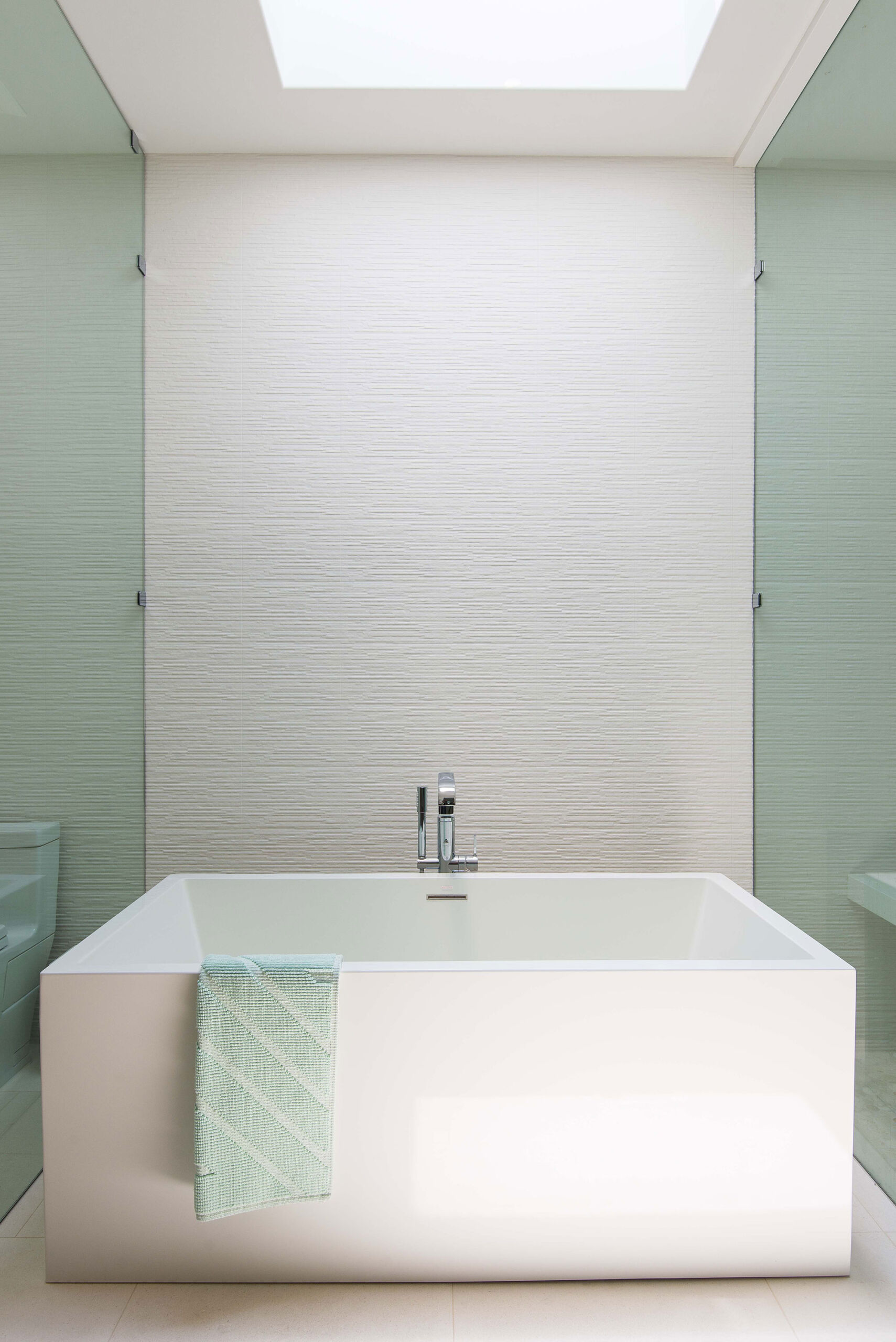 Contemporary Bathroom Bathtub Tile Wall Feature Melissa Morgan Design Scaled